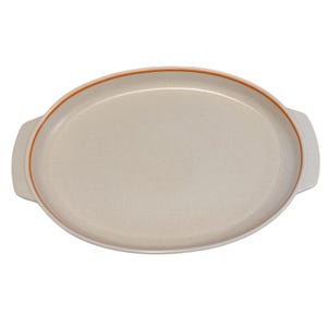 Op de afbeelding: Een ovaalvormige, gebroken witte ovenschaal met een oranje rand en twee handvatten aan de zijkant. De schaal heeft een eenvoudig, strak ontwerp, geschikt voor diverse culinaire toepassingen. De neutrale kleur en vorm maken het een veelzijdige aanvulling op elke keuken.
