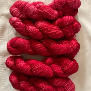 2 fädiges High Twist Fingering Weight Handgefärbtes Garn - Weihnachtsrot