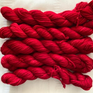 4 fädige Fingering Weight Handgefärbtes Minigarn in Weihnachtsrot