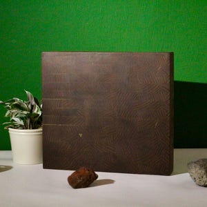 Cutting board made of walnut end grain – Handmade & sustainable – Solid wood kitchen board unique