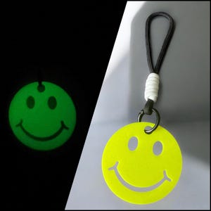 Glow in the Dark Smiley Schlüsselanhänger – Leuchtender Anhänger aus Acryl – Neon Smiley – Geschenkidee – Taschen- & Rucksackanhänger / Kind