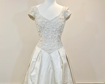 Beautifully beaded Carmela Sutera Wedding Dress, sz 6