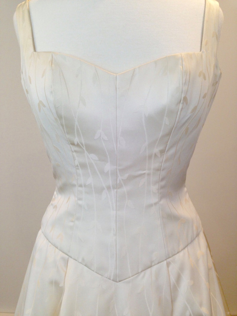 This is a Gorgeous wedding dress by Carmela Sutera size 6 image 2