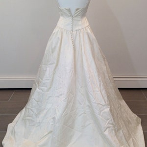 This is a Gorgeous wedding dress by Carmela Sutera size 6 image 3