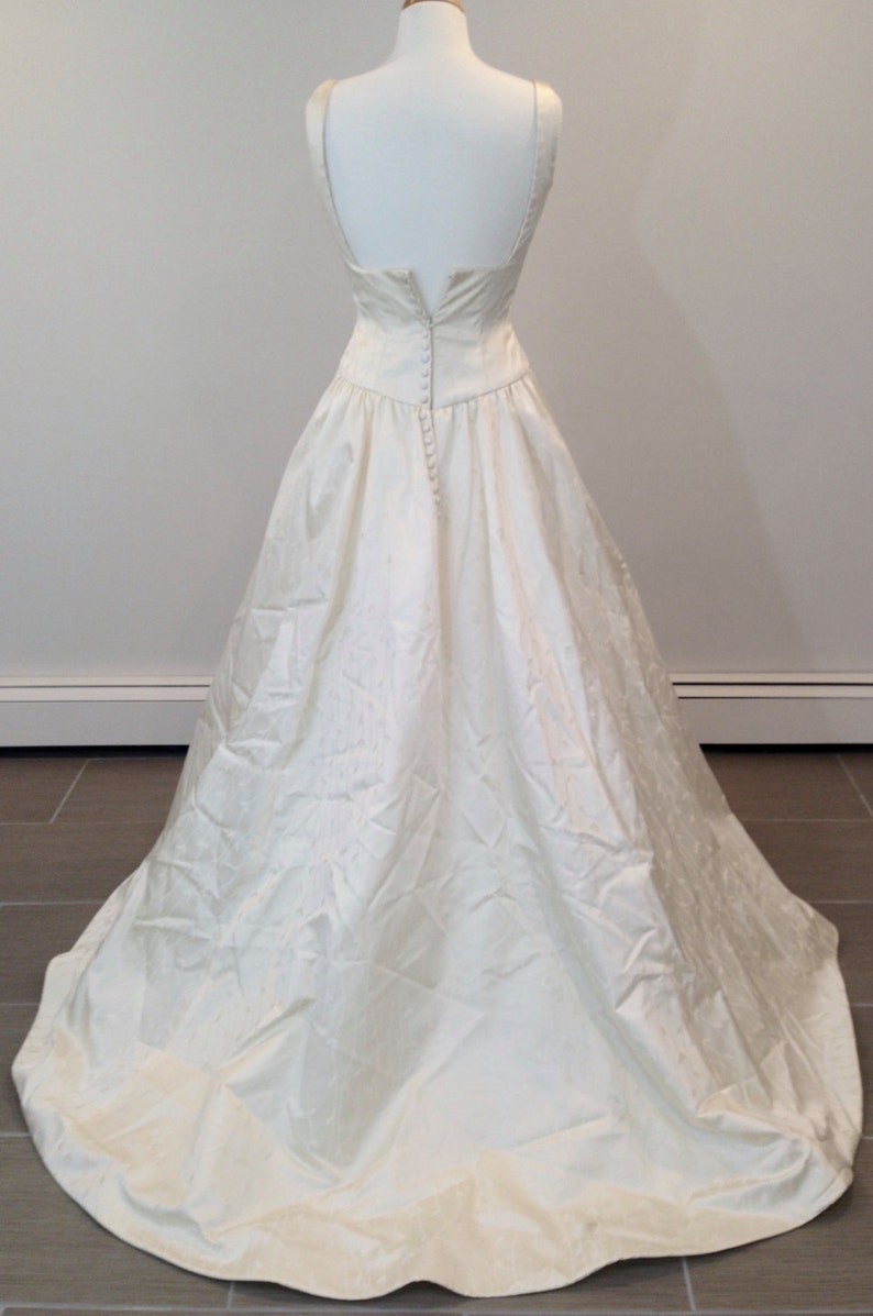 This is a Gorgeous wedding dress by Carmela Sutera size 6 image 3