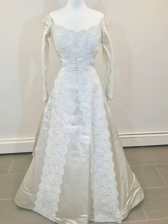 A stunning wedding dress by Carmela Sutera size 2 | Etsy