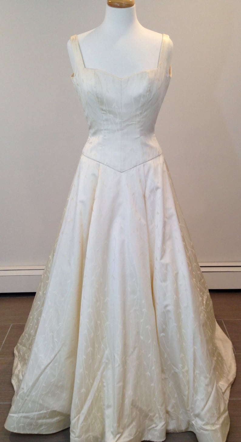 This is a Gorgeous wedding dress by Carmela Sutera size 6 image 1