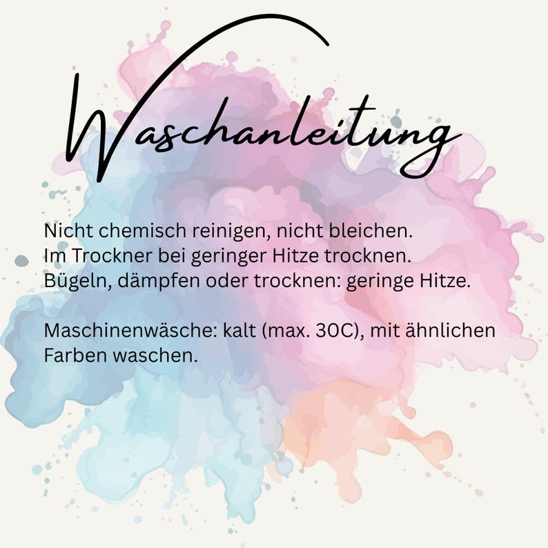 Może przedstawiać: Grafika w stylu akwareli z niemieckim słowem "Waschanleitung" w czarnym skrypcie. Tekst zawiera instrukcje dotyczące pielęgnacji prania: nie czyścić chemicznie ani wybielać, suszyć w suszarce bębnowej w niskiej temperaturze, prasować, parować lub suszyć w niskiej temperaturze i prać w pralce w zimnej wodzie (maks. 30&deg;C) z podobnymi kolorami.