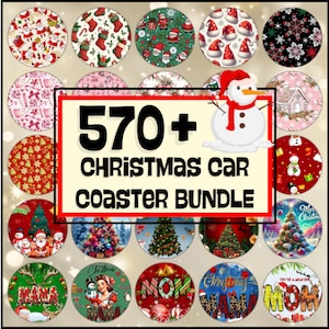 Op de afbeelding: Een verzameling kerst auto onderzetters met diverse feestelijke ontwerpen, waaronder de kerstman, kerstbomen en sneeuwvlokken. De afbeelding toont de tekst "570+ Christmas Car Coaster Bundle" met een sneeuwpop illustratie.