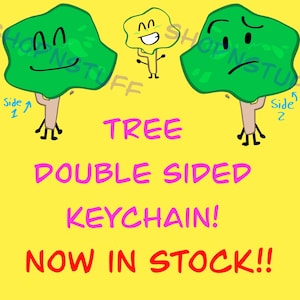 Op de afbeelding: Een dubbelzijdige boom sleutelhanger tegen een gele achtergrond. Het ontwerp bevat cartoonbomen met groene bladeren en expressieve gezichten. De tekst "TREE DOUBLE SIDED KEYCHAIN! NOW IN STOCK!!" staat in roze en rood.