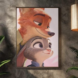 Puede incluir: Obra de arte enmarcada con los personajes animados Nick Wilde, un zorro, y Judy Hopps, una coneja, de la pel&iacute;cula Zootr&oacute;polis. La obra se exhibe sobre un mostrador de recepci&oacute;n en un entorno moderno. Los personajes sonr&iacute;en.