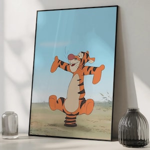 Könnte beinhalten: Ein gerahmter Cartoon-Druck von Tigger aus Winnie Puuh. Der orangefarbene Tiger mit schwarzen Streifen ist mit ausgestreckten Armen und einem fröhlichen Gesichtsausdruck dargestellt. Der Hintergrund zeigt einen blauen Himmel und eine grasbewachsene Fläche.