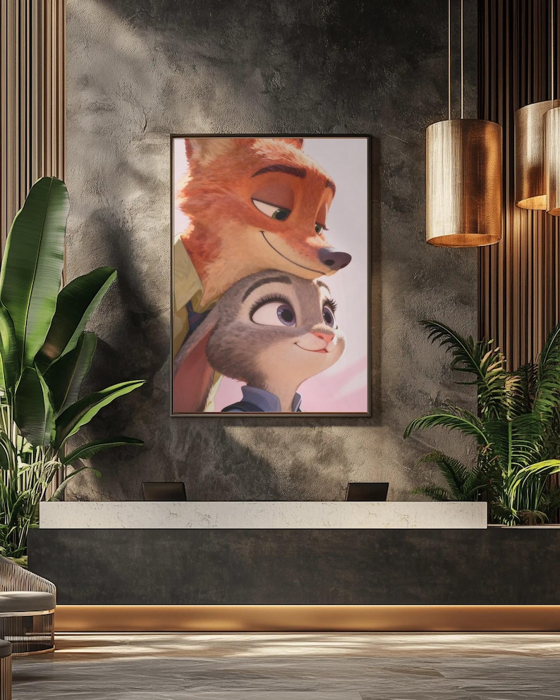 Puede incluir: Obra de arte enmarcada con los personajes animados Nick Wilde, un zorro, y Judy Hopps, una coneja, de la pel&iacute;cula Zootr&oacute;polis. La obra se exhibe sobre un mostrador de recepci&oacute;n en un entorno moderno. Los personajes sonr&iacute;en.