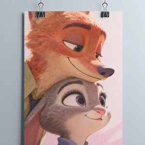 Puede incluir: Un p&oacute;ster con los personajes animados Nick Wilde, un zorro, y Judy Hopps, una coneja, de la pel&iacute;cula Zootr&oacute;polis. El zorro es naranja y la coneja es gris, con la cabeza del zorro apoyada en la cabeza de la coneja.