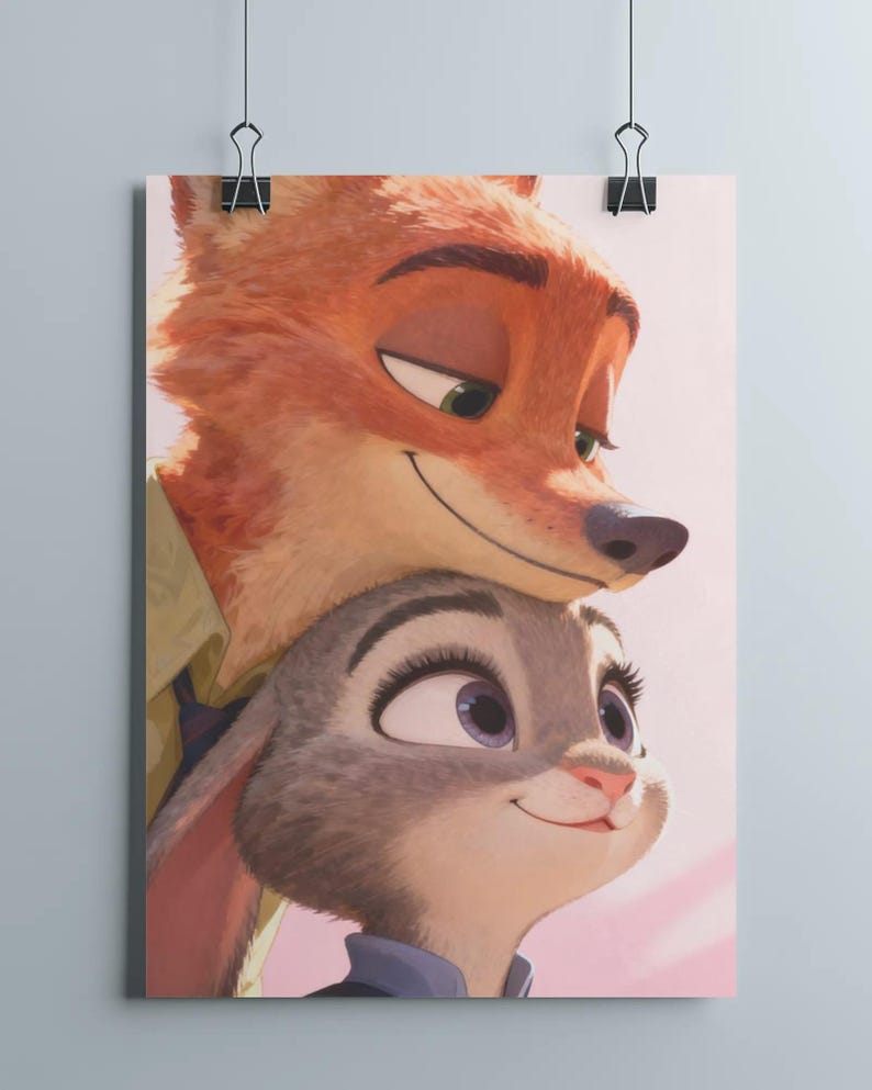 Puede incluir: Un p&oacute;ster con los personajes animados Nick Wilde, un zorro, y Judy Hopps, una coneja, de la pel&iacute;cula Zootr&oacute;polis. El zorro es naranja y la coneja es gris, con la cabeza del zorro apoyada en la cabeza de la coneja.