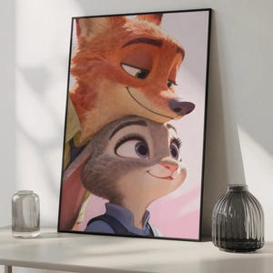 Puede incluir: Impresi&oacute;n art&iacute;stica enmarcada con los personajes animados Nick Wilde, un zorro, y Judy Hopps, una coneja, de la pel&iacute;cula Zootr&oacute;polis. La obra de arte muestra a los personajes en un estilo retrato con un fondo rosa suave.