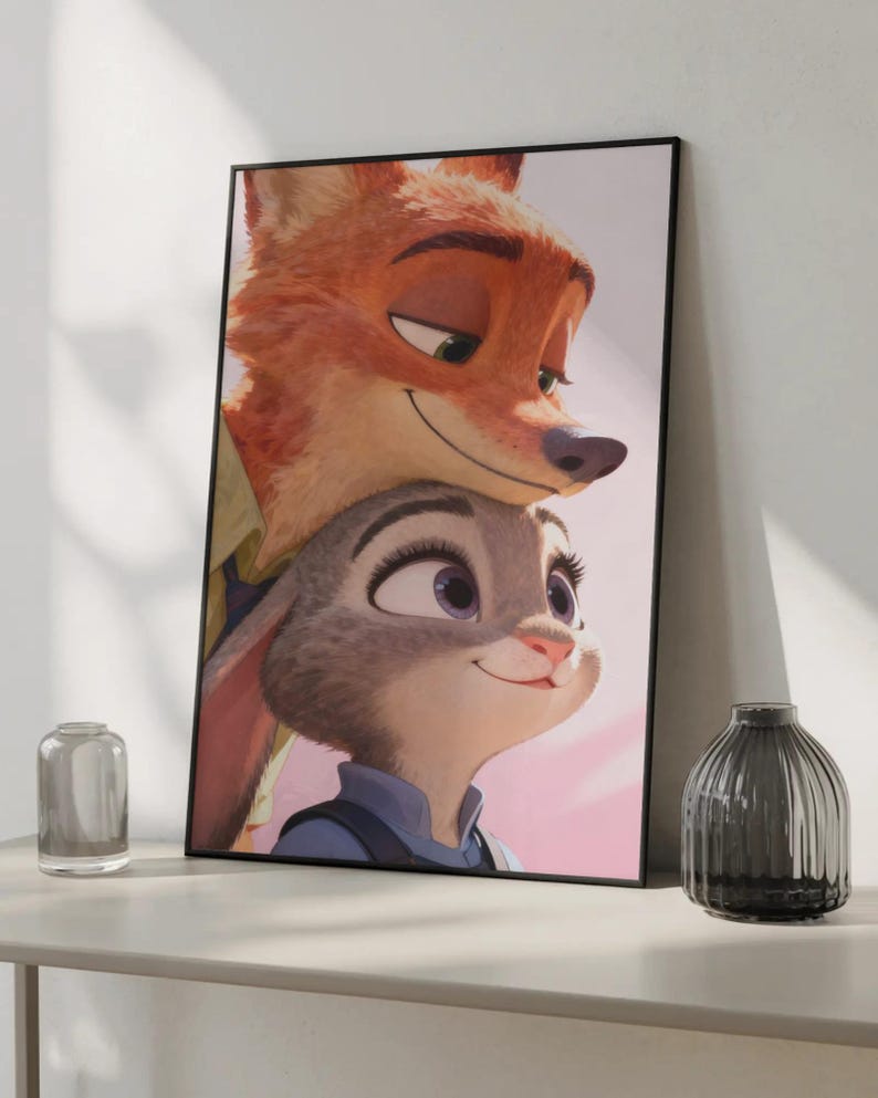 Puede incluir: Impresi&oacute;n art&iacute;stica enmarcada con los personajes animados Nick Wilde, un zorro, y Judy Hopps, una coneja, de la pel&iacute;cula Zootr&oacute;polis. La obra de arte muestra a los personajes en un estilo retrato con un fondo rosa suave.