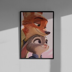 Puede incluir: Impresi&oacute;n art&iacute;stica enmarcada con los personajes animados Nick Wilde, un zorro, y Judy Hopps, una coneja, de la pel&iacute;cula Zootopia. El zorro es naranja y la coneja es gris. La obra de arte est&aacute; en un marco negro y cuelga de una pared blanca.