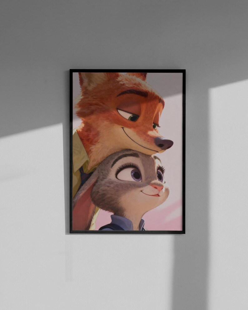 Puede incluir: Impresi&oacute;n art&iacute;stica enmarcada con los personajes animados Nick Wilde, un zorro, y Judy Hopps, una coneja, de la pel&iacute;cula Zootopia. El zorro es naranja y la coneja es gris. La obra de arte est&aacute; en un marco negro y cuelga de una pared blanca.