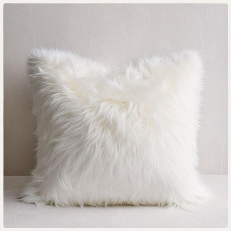 Pu&ograve; includere: Un cuscino quadrato bianco e soffice con lunga e morbida ecopelliccia. Il cuscino &egrave; di colore pieno e sembra essere realizzato in un materiale morbido, perfetto per aggiungere consistenza e comfort a qualsiasi stanza. Il cuscino &egrave; di colore neutro.