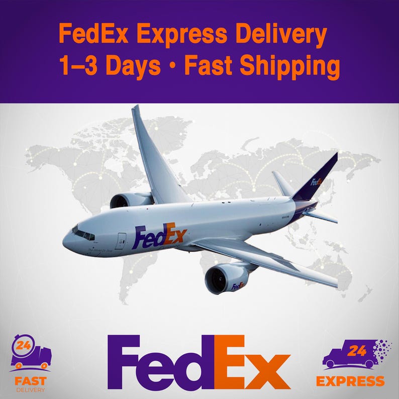 Pu&ograve; includere: Un aereo cargo FedEx in volo, con il logo FedEx ben visibile sulla fusoliera. L'immagine include il testo "FedEx Express Delivery 1-3 Days &bull; Fast Shipping" in arancione e bianco su sfondo viola. Il logo FedEx &egrave; anche in basso.
