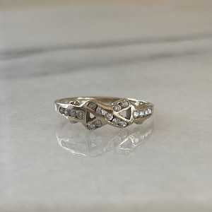 Vintage Solid 18K Yellow Gold Cubic Zirconia X Infinity Ring Wedding Stackable Band 18 Karat 750 1990s Geometric Art Deco Stacking Buckle XO