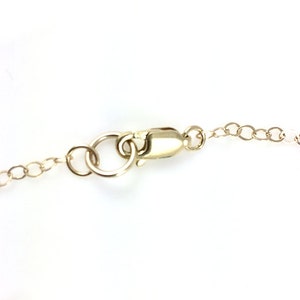 Puede incluir: Un collar de cadena de oro con cierre de langosta.