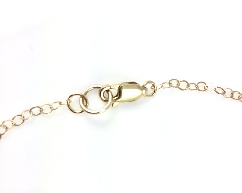 Puede incluir: Un collar de cadena de oro con cierre de langosta.