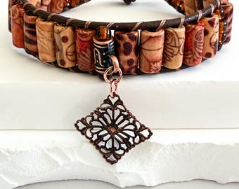 Pulsera de cuero estilo boho, pulsera de madera y cuentas, pulsera con dije de cobre, joyería en tonos tierra, pulsera boho hecha a mano, regalo para ella.