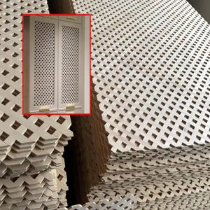 Może przedstawiać: Stos białych paneli z wzorem kratownicy. Panele mają powtarzający się wzór w kształcie rombu z kwadratowymi wycięciami. Mała wstawka pokazuje białą szafkę z perforowanym wzorem drzwi i złotym osprzętem.