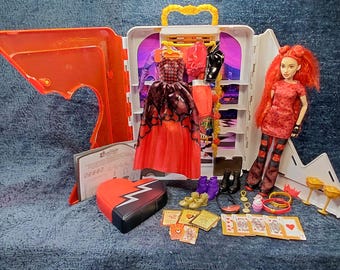 Disney Descendants 4: The Rise of Red Closet with Clothes Fashion Doll Playset