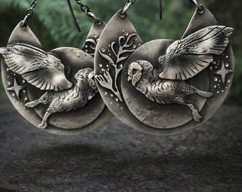 Pendientes de lechuza común y luna llena. Joyas de búho de plata esterlina hechas a mano. Inspiradas en la naturaleza. Únicas en su tipo.