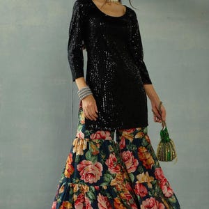 Zwarte geborduurde Kurta met sharara-set voor vrouwen gestreepte pailletten polyester poly georgette ronde hals driekwart mouw etnische outfit