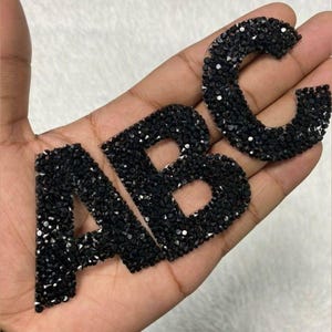 カスタムラインストーンアイロンパッチ | パーソナライズされた名前、ロゴ、文字のクリスタルブリンパッチ
