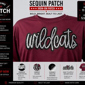 Peut inclure: T-shirt bordeaux avec un écusson à paillettes « wildcats » en écriture cursive avec un contour noir. L'écusson mesure 28 cm de large et 14 cm de haut. L'image montre également les détails de l'écusson, y compris des couleurs vives et un dos thermocollant durable.