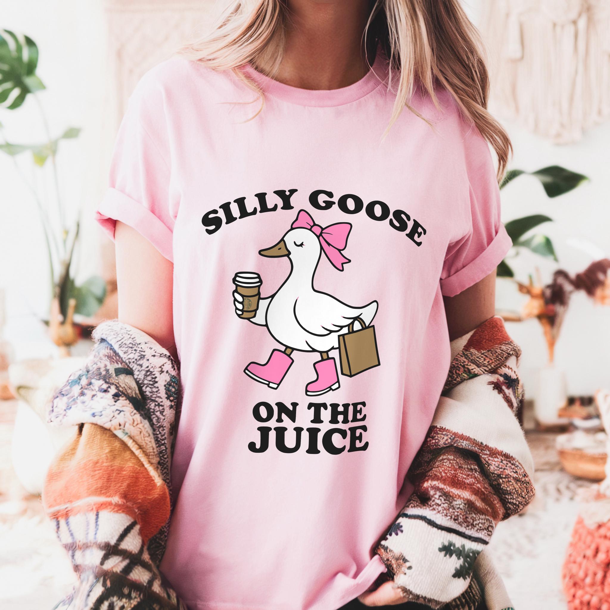 Dumme Gans auf dem Juice Comfort Colors T-Shirt, lustiges Kaffee-Liebhaber-Geschenk, rosa Schleife und Stiefel-Gans, Koffein-Liebhaber-Geschenk, süßes Girly Pun-Top
