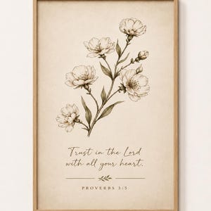 以下が含まれることがあります： セピア調の5つの花とつぼみが描かれた植物画の額入りウォールアートプリント。花の下には「Trust in the Lord with all your heart. PROVERBS 3:5」というテキストが中央揃えで配置されています。