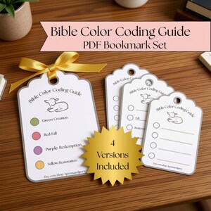 Op de afbeelding: Een set van vier witte rechthoekige bladwijzers met geschulpte randen, voorzien van de tekst Bible Color Coding Guide en een lijntekening van een lam. Eén bladwijzer heeft een geel lint. Een gouden ster-afbeelding toont 4 Versions Included.