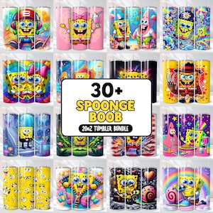 Op de afbeelding: Een verzameling van 20oz tumbler bekers met verschillende ontwerpen van het stripfiguur SpongeBob SquarePants. De bekers tonen levendige kleuren en unieke kunstwerken, waaronder SpongeBob in verschillende outfits en omgevingen. De tekst "30+ SPOONGE BOOB 20oz TUMBLER BUNDLE" is zichtbaar.