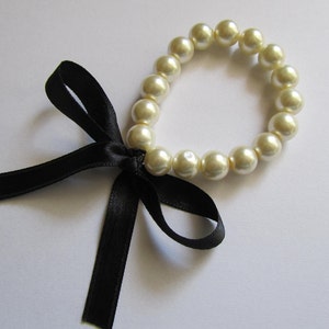 Ivory pearl bracelet with black ribbon, bridal bracelet, bridesmaid bracelet, pearl wedding bracelet, bridesmaid gift, wedding jewelry