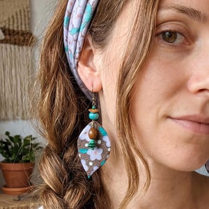 Pendientes bohemios / hojas de arcilla / estilo boho chic / arcilla y madera en tonos marrón y rojo