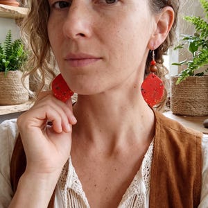 Pendientes bohemios / hojas de arcilla / estilo boho chic / arcilla y madera en tonos rojos