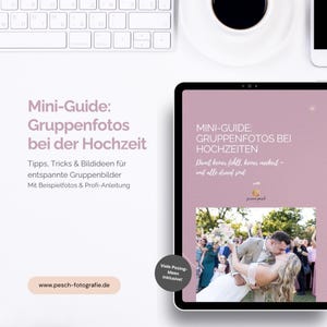 Könnte beinhalten: Ein Tablet zeigt einen Hochzeitsfotografie-Ratgeber mit dem Titel "Mini-Guide: Gruppenfotos bei der Hochzeit". Der Ratgeber enthält Tipps, Tricks und Fotoideen für entspannte Gruppenfotos. Eine Tastatur, eine Kaffeetasse und ein Telefon sind ebenfalls sichtbar.