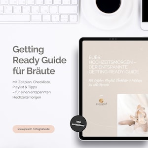 Op de afbeelding: Een digitale tablet toont een Duitse huwelijksgids met checklists, afspeellijsten en tips voor een ontspannen ochtend van de bruiloft. Een toetsenbord, koffiekopje en telefoon zijn ook zichtbaar.