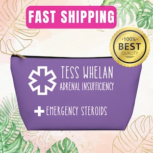 Pode incluir: Uma bolsa roxa com zíper com texto e símbolos brancos. O texto inclui um nome, uma condição médica e as palavras "Emergency Steroids". Uma faixa rosa no topo diz "FAST SHIPPING". Um selo dourado diz "100% Best Quality."