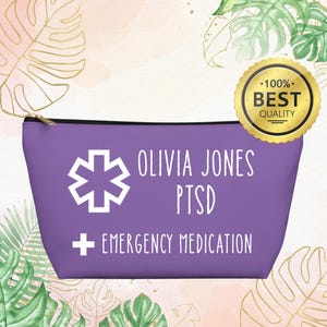 Puede incluir: Una bolsa morada con cremallera con texto y símbolos blancos. El texto dice "OLIVIA JONES PTSD + EMERGENCY MEDICATION". Un sello dorado con "100% BEST QUALITY" está en la esquina superior derecha. El fondo tiene diseños de hojas doradas y verdes.