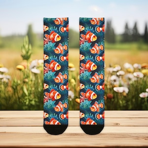 Peut inclure: Panneau en bois rustique avec l'inscription "Welcome to our home" en lettres blanches. Le panneau présente une finition vieillie et un design simple et accueillant, idéal pour un porche ou une entrée.