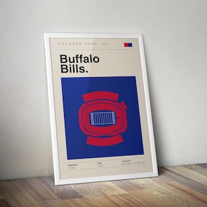 Puede incluir: Un póster enmarcado con el texto "Buffalo Bills" en negro. El póster muestra una ilustración de estadio rojo y azul sobre un fondo azul. El texto adicional incluye "Orchard Park, NY", "Capacidad 71.606", "Año 1973" y coordenadas.