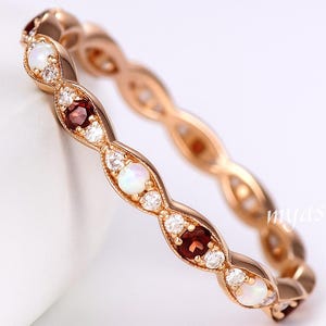 Anillo de eternidad de oro rosa con ópalo y granate, delicado anillo apilable, joya con piedra natal de octubre, regalo único para aniversario de bodas.