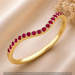 Anillo de banda ondulada de rubí, alianza de boda curva de rubí, anillo minimalista apilable de rubí, delicado anillo de oro con rubí, anillo de promesa de piedra natal de julio